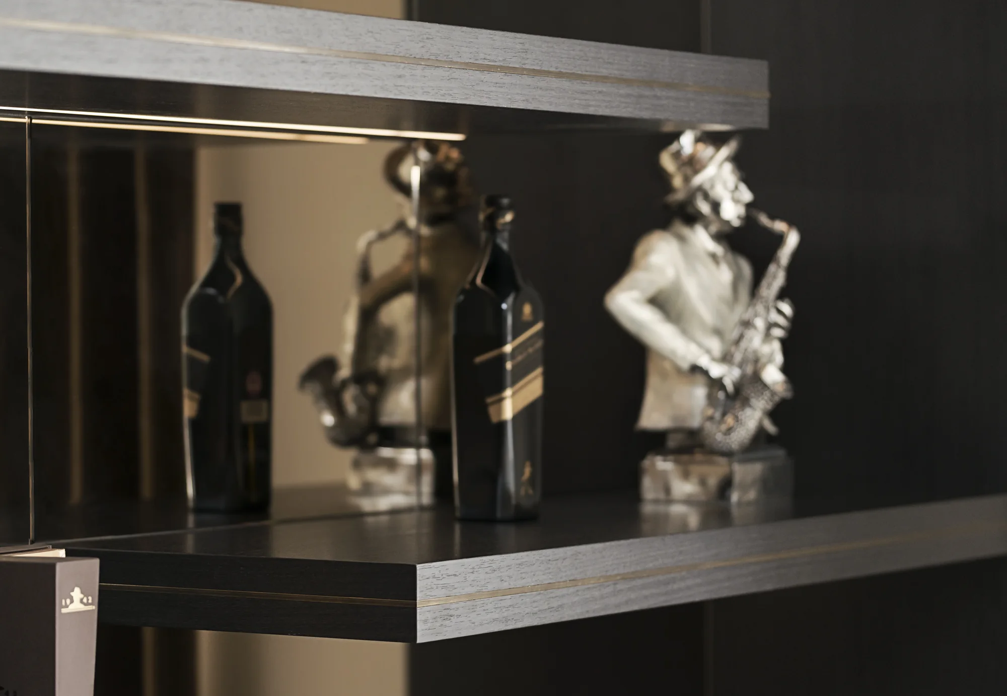 Display shelf with a fine metallic edge and integrated lighting